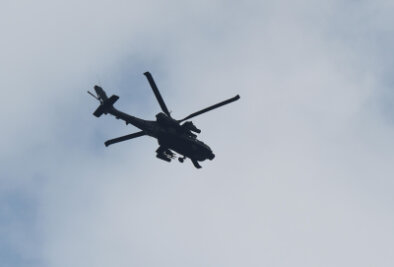 Ein Kampfhubschrauber "Apache" beim Flug über Chemnitz.