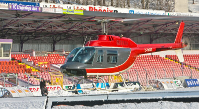 Hubschrauber föhnt Rasen des Erzgebirgsstadions trocken - Dieser Hubschrauber hat die Fußball-Partie gerettet.