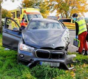 Hubschrauber im Rettungseinsatz - Der Fahrer des BMW wurde schwer verletzt. 