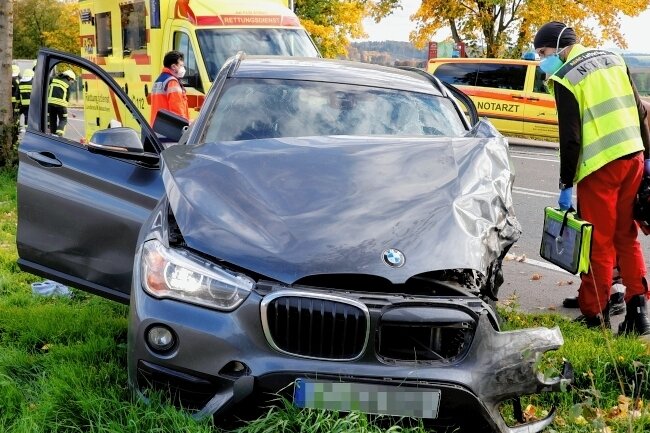 Hubschrauber im Rettungseinsatz - Der Fahrer des BMW wurde schwer verletzt. 