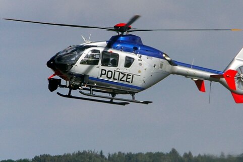 Hubschrauber kreist über Freiberg - 