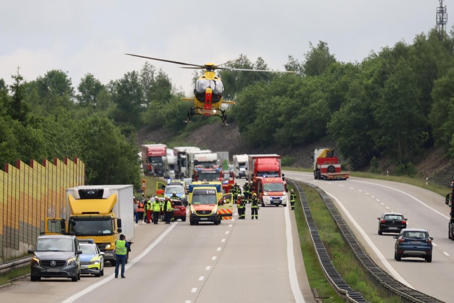 Hubschrauber landet auf A 72 bei Zwickau – Autofahrer brauchen Geduld - Der Notarzt wurde per Hubschrauber zur Autobahn gebracht.