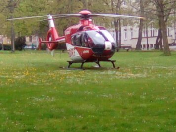 Hubschrauber landet im Schillerpark - 