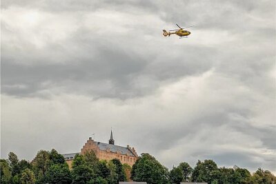 Hubschrauber landet mitten in Stollberg - Der Rettungshubschrauber Christoph 46 landete in Stollberg. Im Hintergrund ist Hoheneck zu sehen.