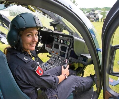 Hubschrauber messen radioaktive Strahlung im Boden - Pilotin Manuela Uhlig (l.) ist startklar im Eurocopter 135 der Bundespolizei. 