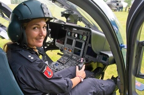 Hubschrauber messen radioaktive Strahlung im Boden - Pilotin Manuela Uhlig (l.) ist startklar im Eurocopter 135 der Bundespolizei. 