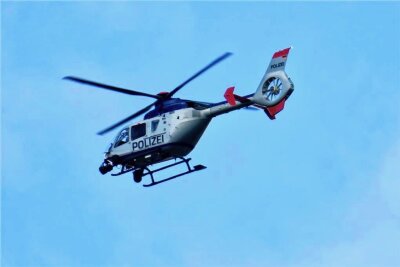 Hubschrauber über Aue: Verkehrsfluss für Tag der Sachsen aus der Luft geprüft - Ein Hubschrauber der Bereitschaftspolizei ist am Montagvormittag über Aue-Bad Schlema gekreist.