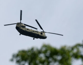 Hubschrauber über Chemnitz: Bundeswehr sagt Aufklärung zu - Helikopter Boeing der US Army über Lichtenstein in Richtung Westen