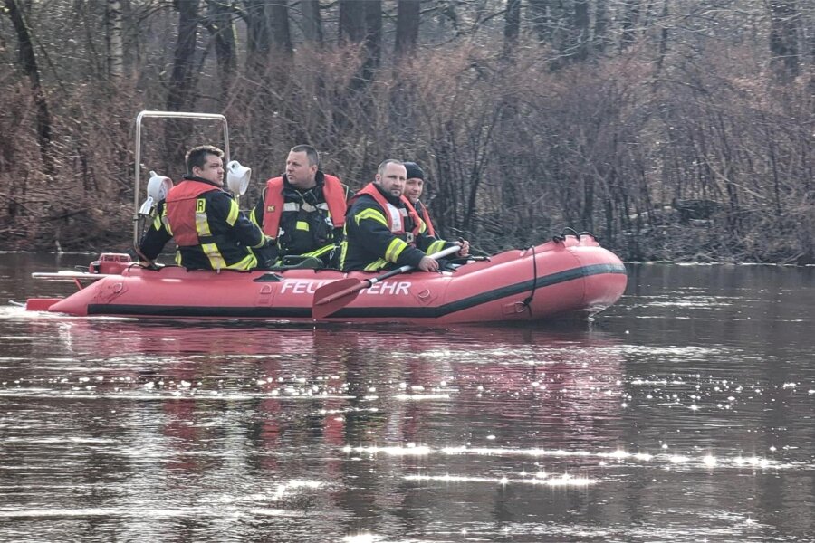 Hubschrauber und Boote im Einsatz in Frankenberg: Was folgt jetzt nach der Suche - Auch THW und Feuerwehr beteiligten sich an dem Einsatz an der Zschopau in Sachsenburg.