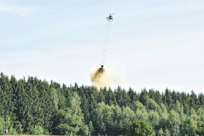 Hubschrauber zur Waldkalkung wieder im oberen Vogtland unterwegs - Seit dieser Woche läuft in den Wäldern des oberen Vogtlandes wieder die Kalkung per Hubschrauber.