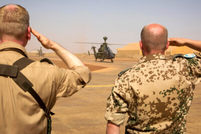 Hubschrauberabsturz: Soldat aus Chemnitz stirbt in Mali - Zwei Bundeswehrsoldaten salutieren während der Ankunft der ersten zwei Kampfhubschrauber des Typs Tiger in Mali.