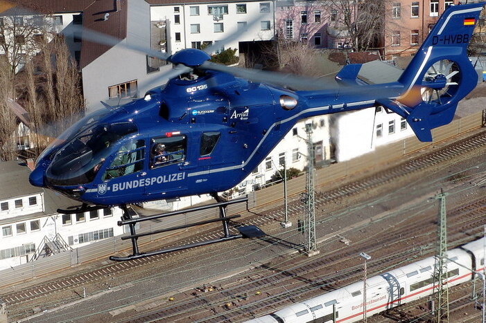 Hubschraubereinsatz: Bundespolizei nimmt Graffitisprüher fest - Bundespolizeihubschrauber EC 135