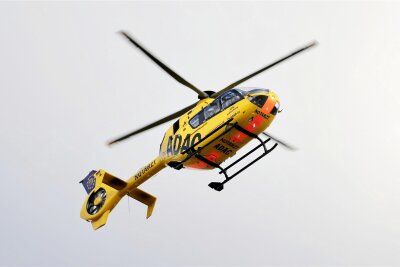 Hubschraubereinsatz in Gahlenz: 16-jähriger Simson-Fahrer verletzt - Im Oederaner Ortsteil Gahlenz landete am Sonntag der Rettungshubschrauber.