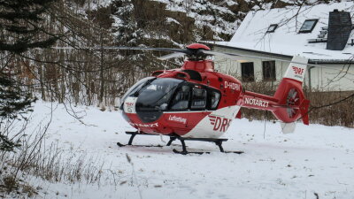 Hubschraubereinsatz in Schwarzenberg: Mini Cooper prallt gegen Baum - Der Fahrer wurde mit einem Rettungshubschrauber in ein Krankenhaus gebracht.