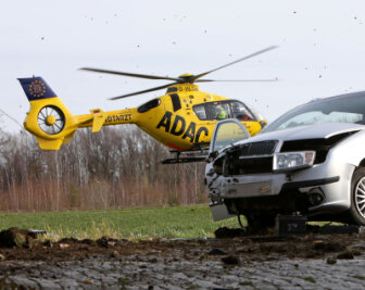 Hubschraubereinsatz nach Unfall am Alten Sachsenring - Am Alten Sachsenring kam am Donnerstag ein Skoda von der Fahrbahn ab.
