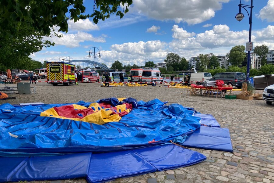 Hüpfburg-Unfall: Polizei ermittelt gegen Betreiber - In Magdeburg ist eine Hüpfburg in die Elbe geweht worden.
