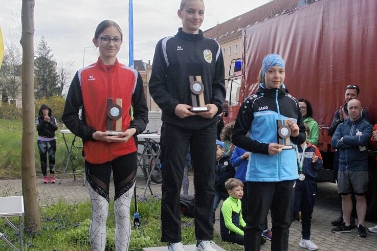 Hürdenläuferin kann auch Treppen - Letje Gärtner (SV Vorwärts Zwickau/Mitte) gewann die Gesamtwertung der Frauen und Mädchen vor ihrer Vereinskameradin Leticia Müller (links) und Sandrine Hilke (1. SV Gera/rechts). 