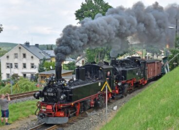 "Hulda" verkörpert Eisenbahngeschichte - Die Schmalspurlok der Baureihe IV K der früheren sächsischen Eisenbahn Nummer 99 1608, hier als Vorspannlok, wird seit Donnerstag bei sogenannten Lastprobefahrten auf dem Schienengleis der Fichtelbergbahn getestet. 