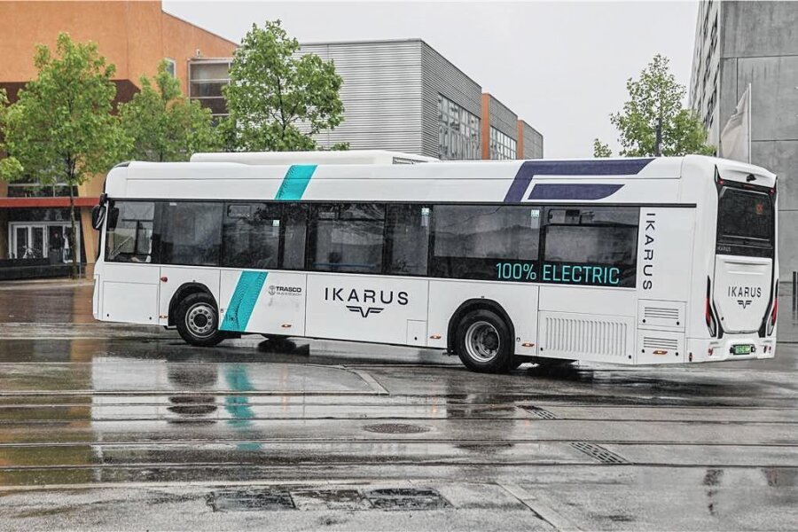 Hundert Prozent elektrisch: Auf der Ringbuslinie wird gerade gestromert - Etwas leiser als seine blauen Kollegen: Die CVAG lässt einen Elektro-Bus auf der Ringbuslinie 82 durch die Stadt fahren. 