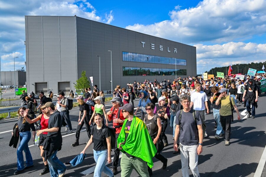 Hunderte bei Protestzug zum Tesla-Werk - Teilnehmer einer Protestveranstaltung gehen zum Werk von Tesla.