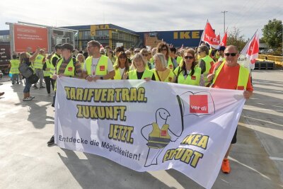 Hunderte bei Streik vor Ikea in Chemnitz - Vor der Chemnitzer Filiale im Neefepark trafen sich am Montag Beschäftigte von Ikea aus mehreren Einrichtungshäusern.