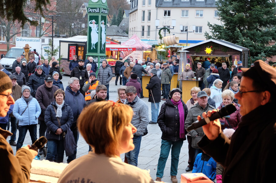 Hunderte Besucher beim Auftakt des Oelsnitzer Weihnachtsmarktes - Hunderte Besucher beim Auftakt des Oelsnitzer Weihnachtsmarktes.
