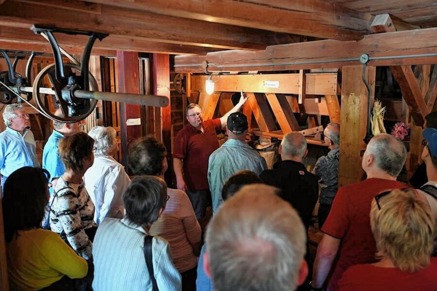 Hunderte Besucher bestaunen die alte Mühle in Wiederau - Ingo Kertzsch erklärt Besuchern die alte Technik der Mühle. 
