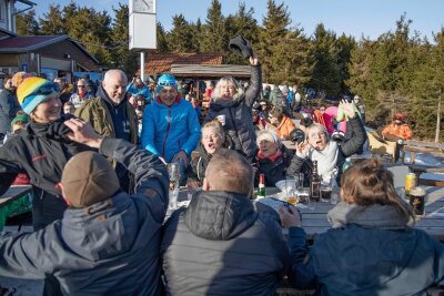 Hunderte Besucher feiern Nacktrodeln in Oberwiesenthal - Nacktrodeln in Oberwiesenthal: Einige Hundert Besucher feierten ausgelassen an der Skihütte mit Musik von Tollhaus und Ginger Castello. Das Gesundheitsamt hatte im Vorfeld keine Bedenken gegen die Veranstaltung angemeldet. 