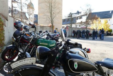 Hunderte Biker besuchen Schloss Wildeck - Die Biker, die auch zu kleinen Rundfahrten aufbrachen, mussten sich am Eingang von Schloss Wildeck registrieren. 