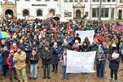 Hunderte demonstrieren in Freiberg für Vielfalt: Dompfarrer Gunnar Wiegand warnt vor Pirnaer Verhältnissen - Mehrere hundert Menschen demonstrierten am Sonntag auf dem Obermarkt in Freiberg. Kinder hatten Transparente gemalt.
