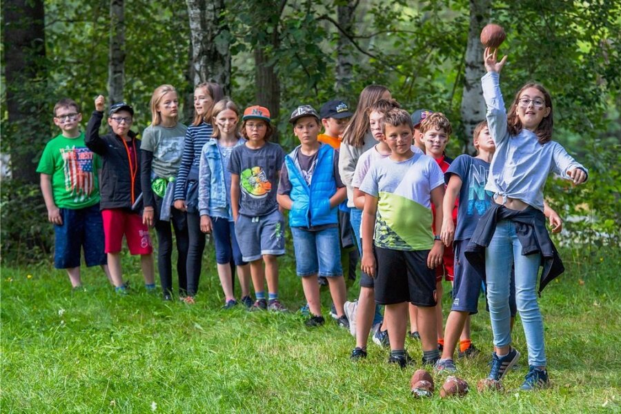 Hunderte Ferienkinder sorgen wieder für Trubel am Schneeberger Filzteich - Lotta Schwurack probiert sich bei der Gelände-Rallye im Kokosnuss-Weitwurf. 