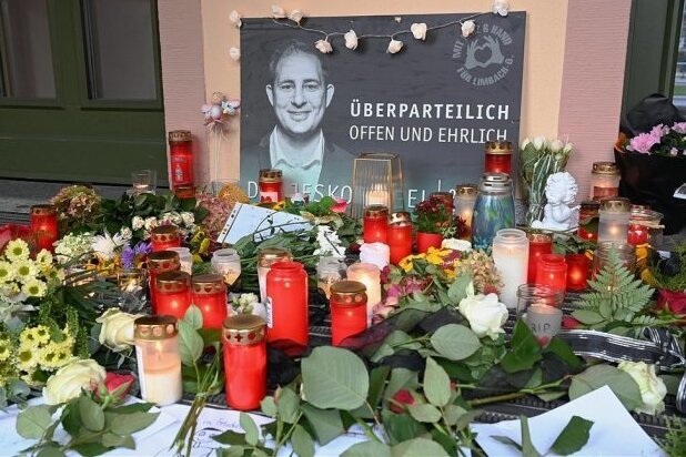 Hunderte Gäste bei Trauerfeier für verstorbenen OB Jesko Vogel in Limbach-Oberfrohna erwartet - Mit Blumen und Kerzen wird in Limbach-Oberfrohna unerwartet verstorbenen Oberbürgermeisters Jesko Vogel gedacht.