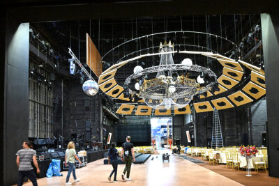 Hunderte Gäste feiern Neustart des Chemnitzer Opernballs - Bereits in den vergangenen Tagen verwandelte sich das Opernhaus in einen Ballsaal. Hier werden am Samstag 900 Gäste feiern und tanzen.
