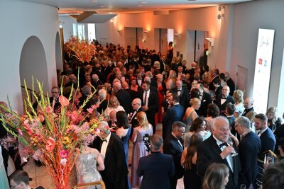 Hunderte Gäste feiern Neustart des Chemnitzer Opernballs - Mehr als 900 Gäste hatten sich Karten für den Opernball gekauft.