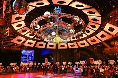 Hunderte Gäste feiern Neustart des Chemnitzer Opernballs - 