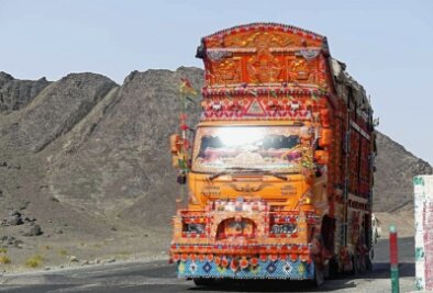 Hunderte Kilometer durch die Wüste - Ein Lkw in Pakistan. Etwas gewöhnungsbedürftig für einen Mitteleuropäer.