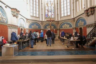 Hunderte lassen sich bei Impfaktionen in Chemnitz immunisieren - In den Sakristeien der Petrikirche (die Türen links und rechts) werden die Impfungen vorgenommen. Die Aktion dauert bis zum Sonntagnachmittag.