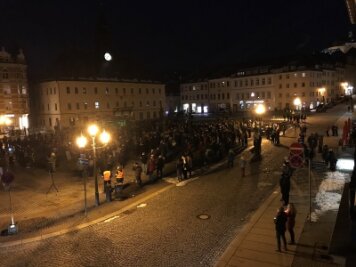 Hunderte Menschen demonstrieren in Annaberg-Buchholz gegen Corona-Maßnahmen - Die Versammlung an diesem Montag lockte wieder deutlich mehr Personen in die Innenstadt.