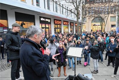 Hunderte Menschen zeigen in Chemnitz Solidarität mit Pham Phi Son - Etwas mehr als 200 Menschen haben sich am Freitagnachmittag vor der Ausländerbehörde am Düsseldorfer Platz versammelt, um ihre Solidarität mit der Familie Pham/Nguyen auszudrücken. Der SPD-Landtagsabgeordnete Frank Richter sprach sich für ein Bleiberecht für die Familie aus. 