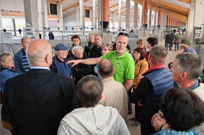 Hunderte Neugierige wollen alles über den neuen Schweinestall in Königshain wissen - Jan Gumpert (M.), der Vorstandsvorsitzende der Genießergenossenschaft, erklärte den Besuchern die Stallanlage. 