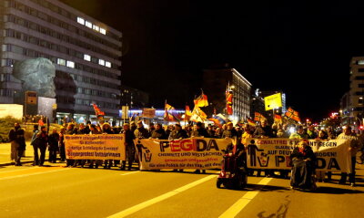 Hunderte protestieren gegen Asylpolitik - 