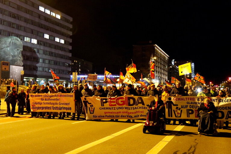 Hunderte protestieren gegen Asylpolitik - 