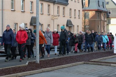 Hunderte protestieren in Schwarzenberg gegen drohende Impfpflicht - Hunderte Menschen - zum Großteil Mitarbeiter aus dem Gesundheitsbereich und deren Angehörige - trafen sich in Schwarzenberg zum "Spaziergang" gegen die geplante Impfpflicht in Gesundheitsberufen. 