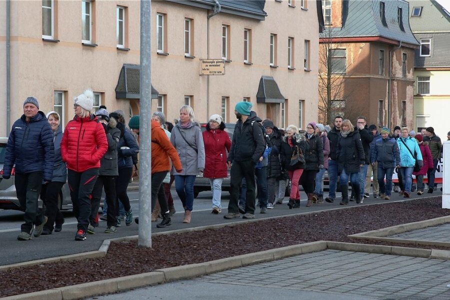 Hunderte protestieren in Schwarzenberg gegen drohende Impfpflicht - Hunderte Menschen - zum Großteil Mitarbeiter aus dem Gesundheitsbereich und deren Angehörige - trafen sich in Schwarzenberg zum "Spaziergang" gegen die geplante Impfpflicht in Gesundheitsberufen. 
