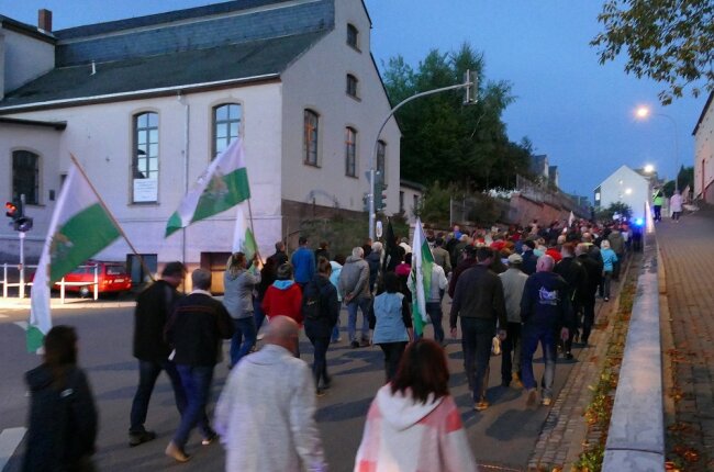 Hunderte Teilnehmer an Protesten im Erzgebirge - Reichlich 200 Personen nahmen am Montagabend am Spaziergang in Zschopau teil.