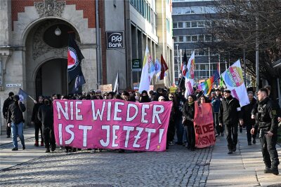 Hunderte Teilnehmer bei Kundgebungen im Chemnitzer Zentrum – Zwischenfälle am Rande - Der Protest gegen die „Freie Sachsen“-Kundgebung zog nach dem Auftakt am Moritzhof einmal quer durch die Innenstadt.