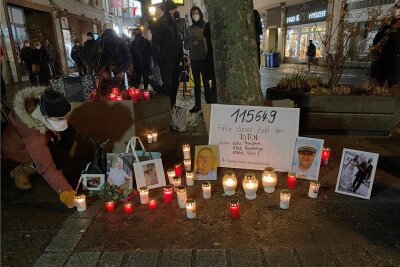 Hunderte Teilnehmer bei Kundgebungen in Zwickau - Am Dom gedachten etwa 150 Menschen der Opfer der Coronapandemie und zündeten Kerzen an. 