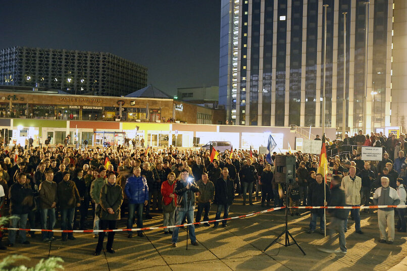 Hunderte Teilnehmer bei Pegida-Demo - 