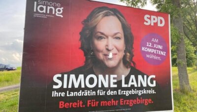 Hunderte Wahlplakate im Erzgebirge beschädigt - Auch dieses Plakat von Simone Lang an der Bundesstraße 101 in Raschau ist beschädigt worden. 