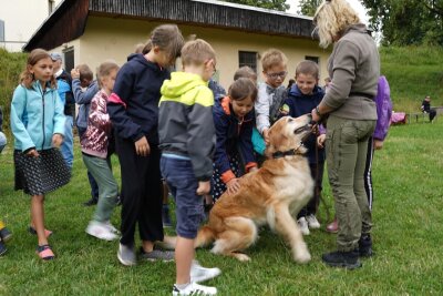 Hundesportler sorgen in Langenbernsdorf für tollen Ferientag - Einen spannenden Ferientag mit Tieren haben die Hortkinder erlebt.